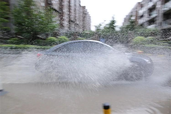 雨天飞驰水花溅，车主违法被罚款