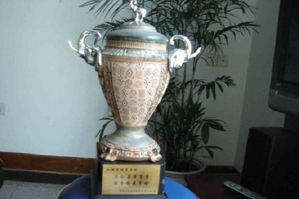 盐田区应急中心（信访办）赠送奖杯